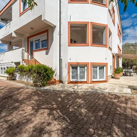 Argyruntum Apartment