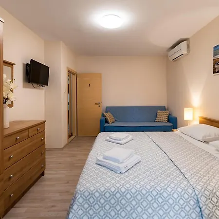 Argyruntum Apartment *