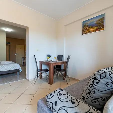 Argyruntum Apartment *