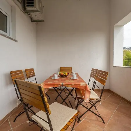 Argyruntum Apartment *