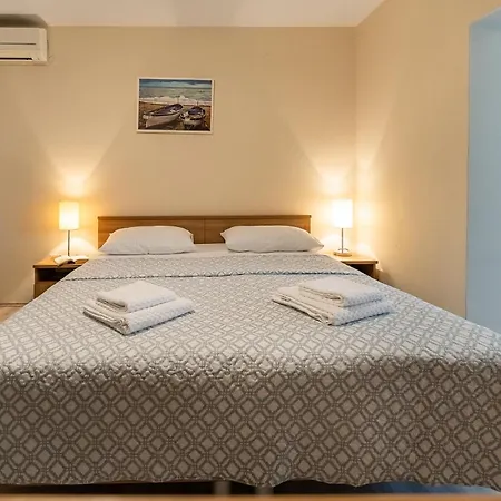 Argyruntum Apartment *
